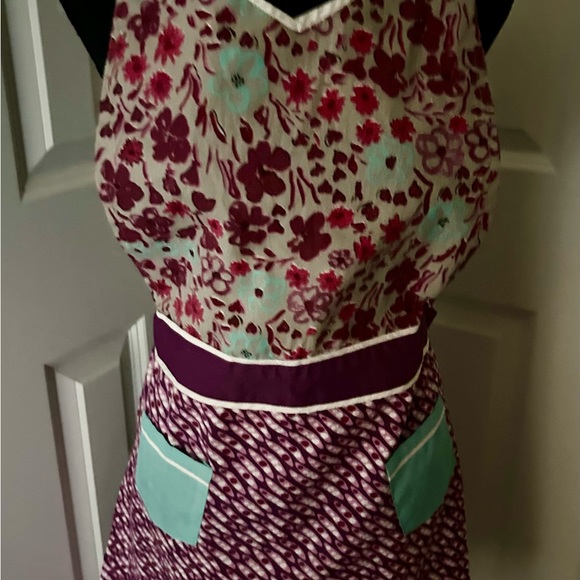 Full apron pockets ties. Spring colors. - Picture 8 of 11